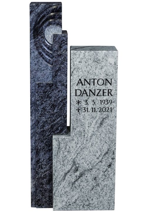 Doppelgrab mit Bronzeschrift, Blumen und Abdeckplatten