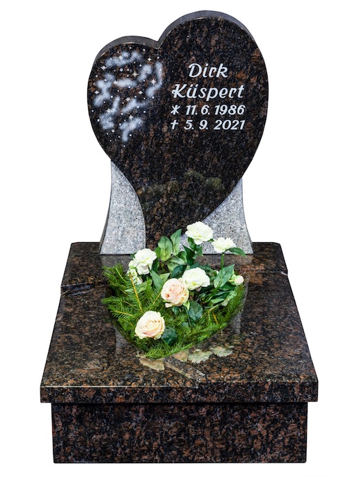 Doppelgrab mit Grabstein, Bronzekreuz und Grabbepflanzung