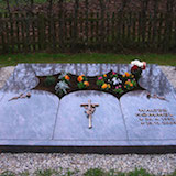 Doppelgrab mit Bronzeschrift, Blumen und Abdeckplatten