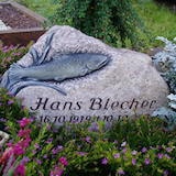 Grabstein für ein Einzelgrab mit Fisch-Ornament